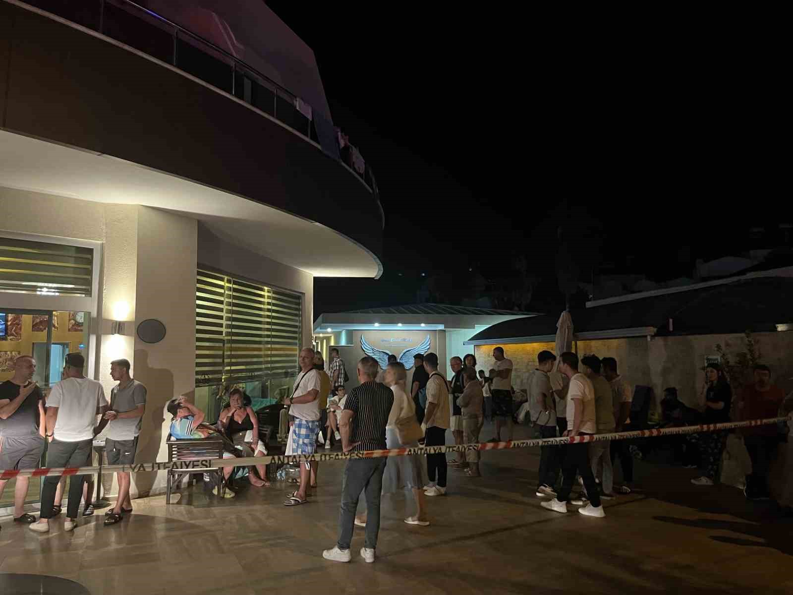 5 yıldızlı oteldeki yangında tahliye edilen 622 turist civar otellere yerleştirildi 