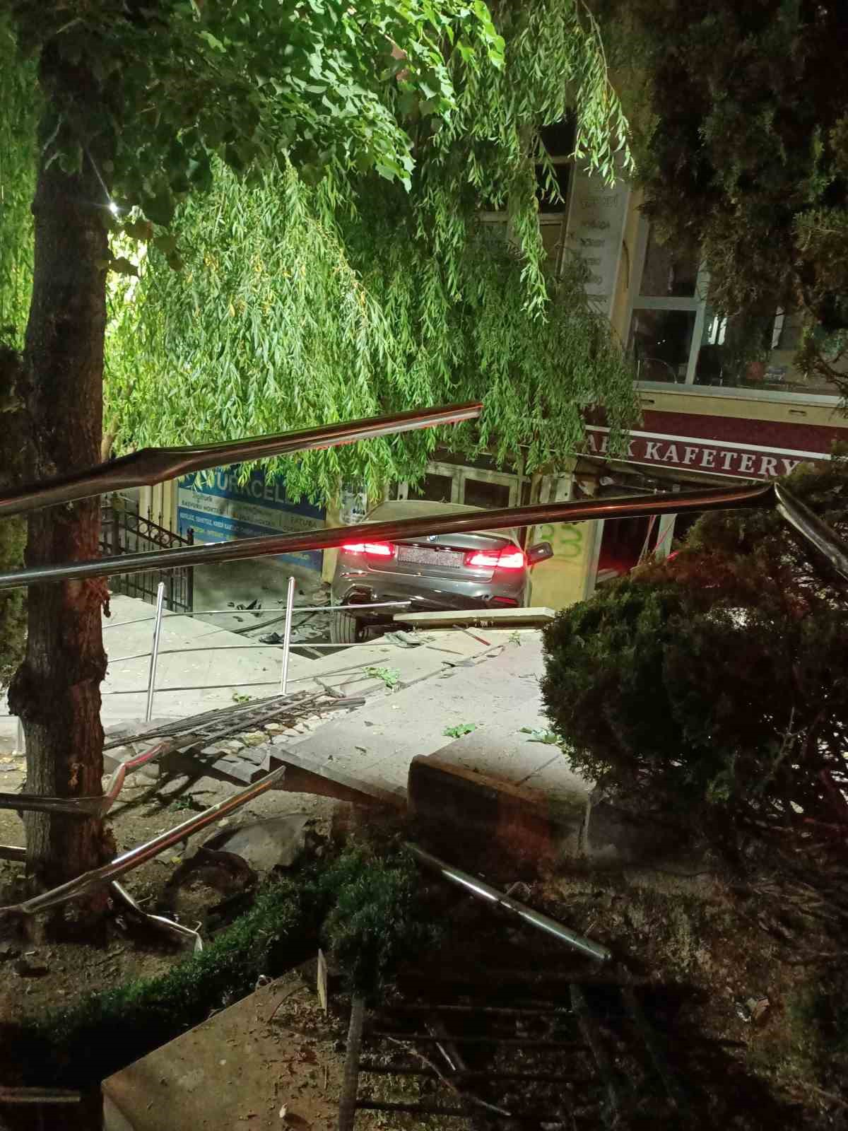 Akyurt Cumhuriyet Meydanı’nda gece saatlerinde korkutan kaza 
