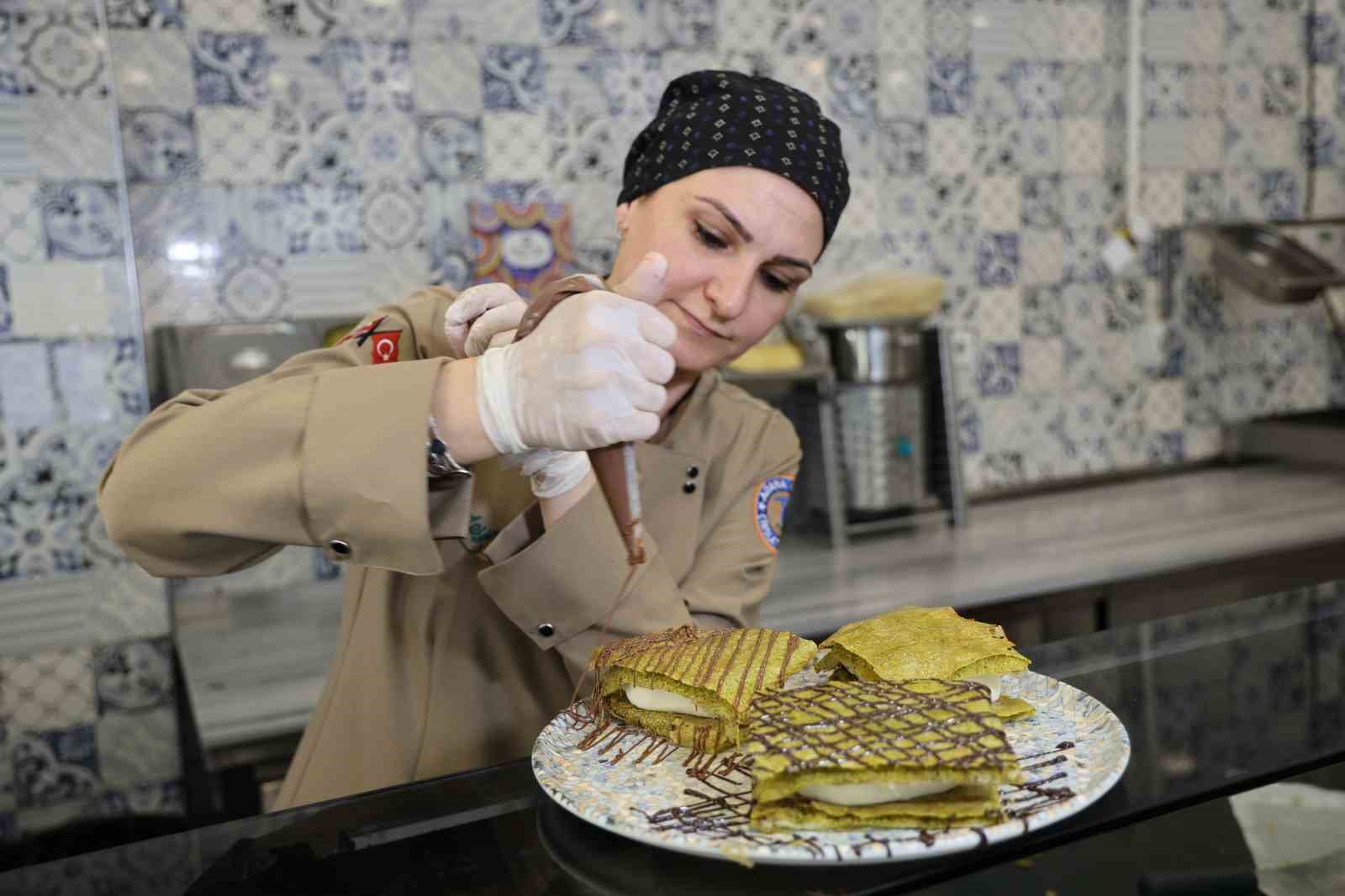 Adana sıcakları dondurmalı tatlılara rağbeti arttırdı 