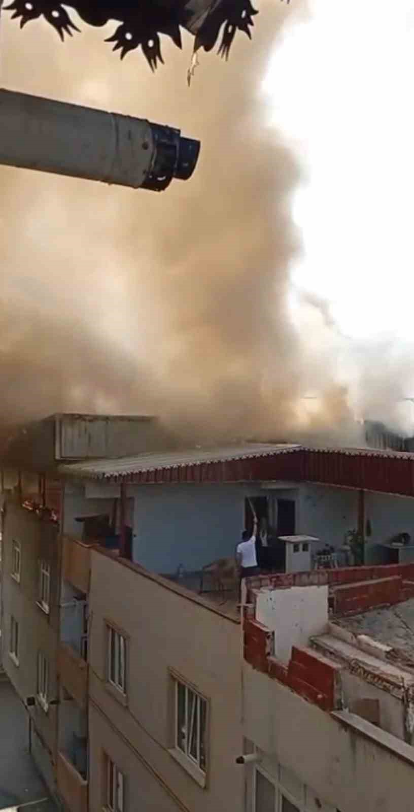 Bursa’da 3 katlı binanın çatı katı alev alev yandı 