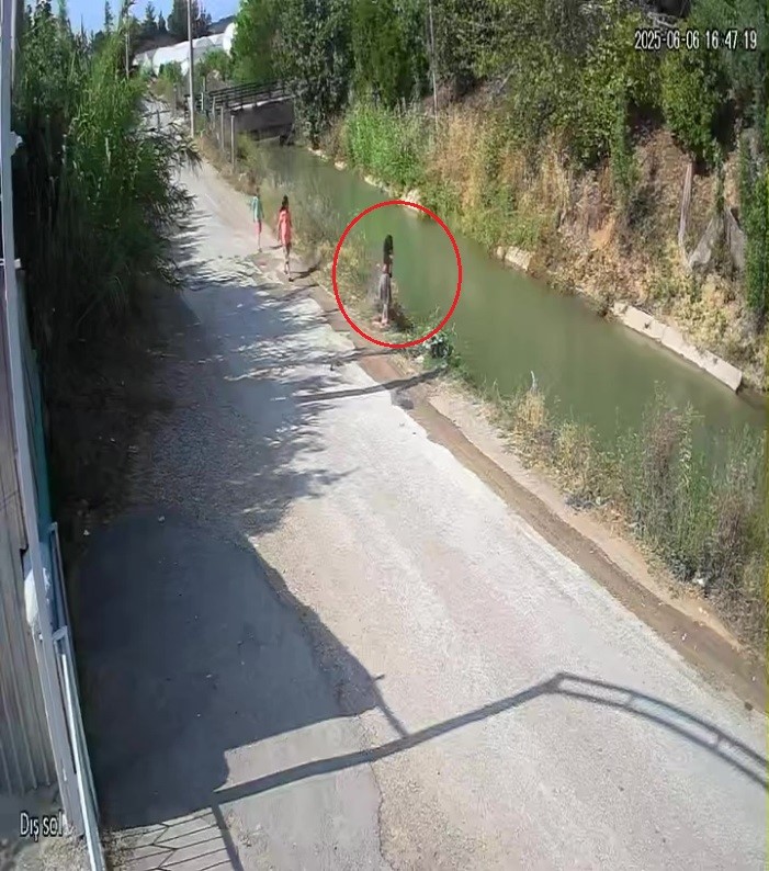 Küçük çocuğun sulama kanalına düşüp hayatını kaybettiği olay anının görüntüleri ortaya çıktı 