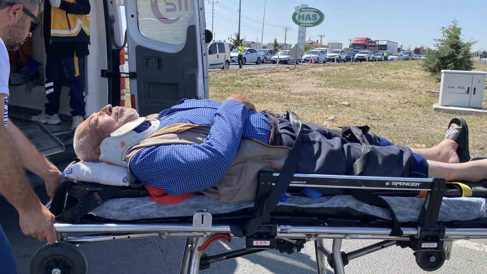 Aksaray’da ışıklarda otomobil hafif ticari araca çarptı: 1 yaralı 