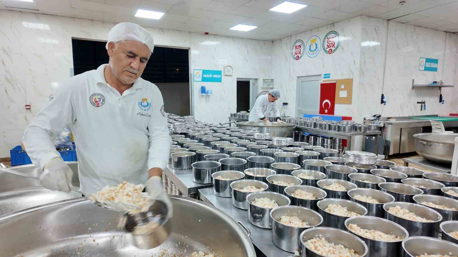 Haliliye’de ihtiyaç sahiplerine sıcak yemek hizmeti 