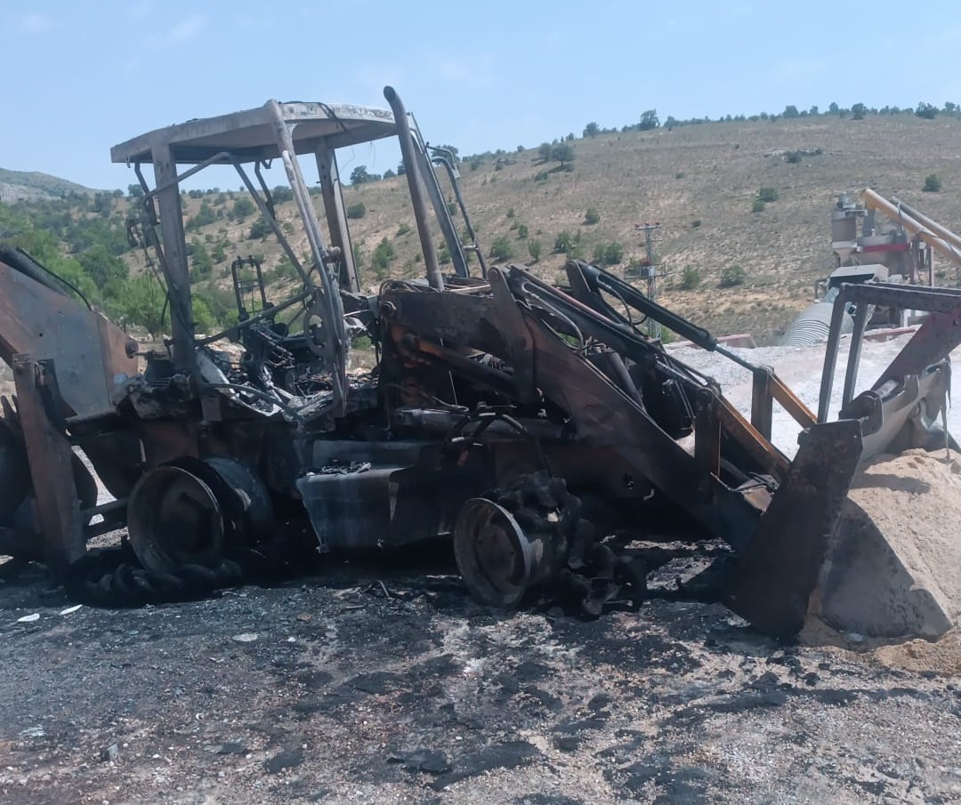 Malatya’da iş makinesi alev alev yandı 