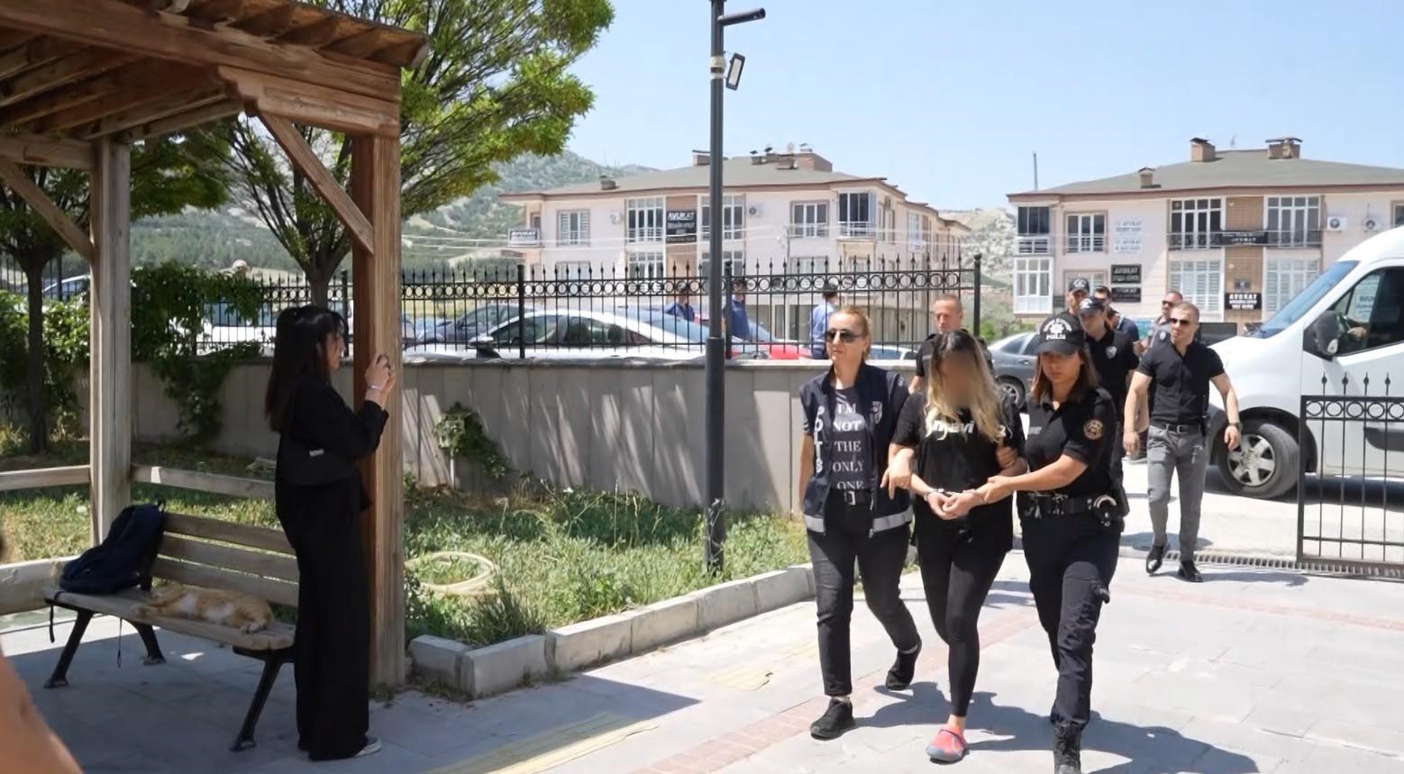 Evine gidip tartıştığı kadını bıçaklayarak öldüren kadın ve 3 şüpheli adliyeye sevk edildi 