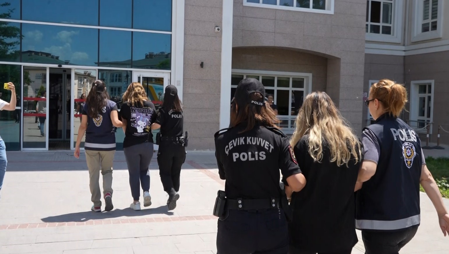 Evine gidip tartıştığı kadını bıçaklayarak öldüren kadın ve 3 şüpheli adliyeye sevk edildi 