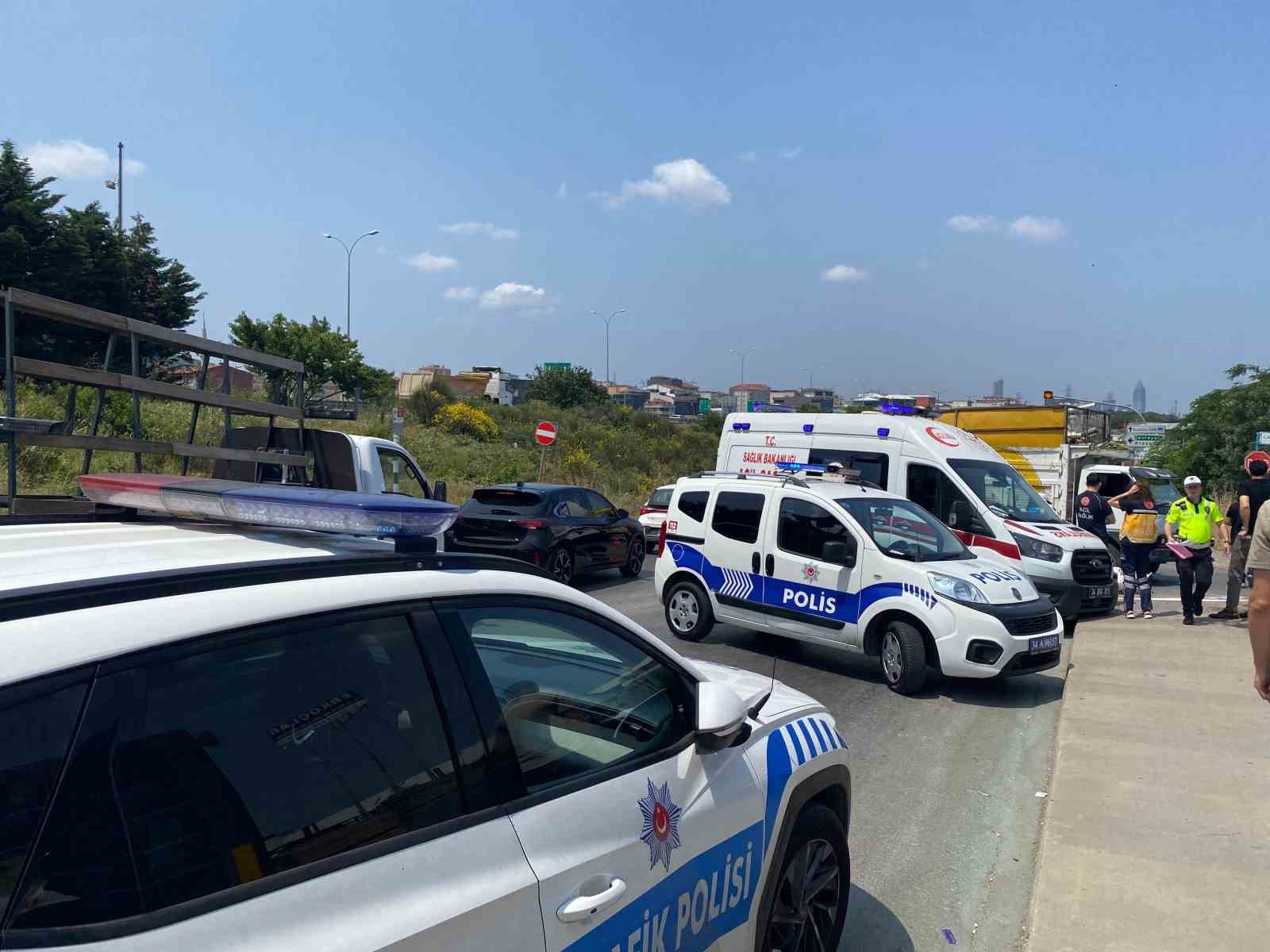 Ümraniye’de kamyonete çarpan motosikletli hayatını kaybetti 