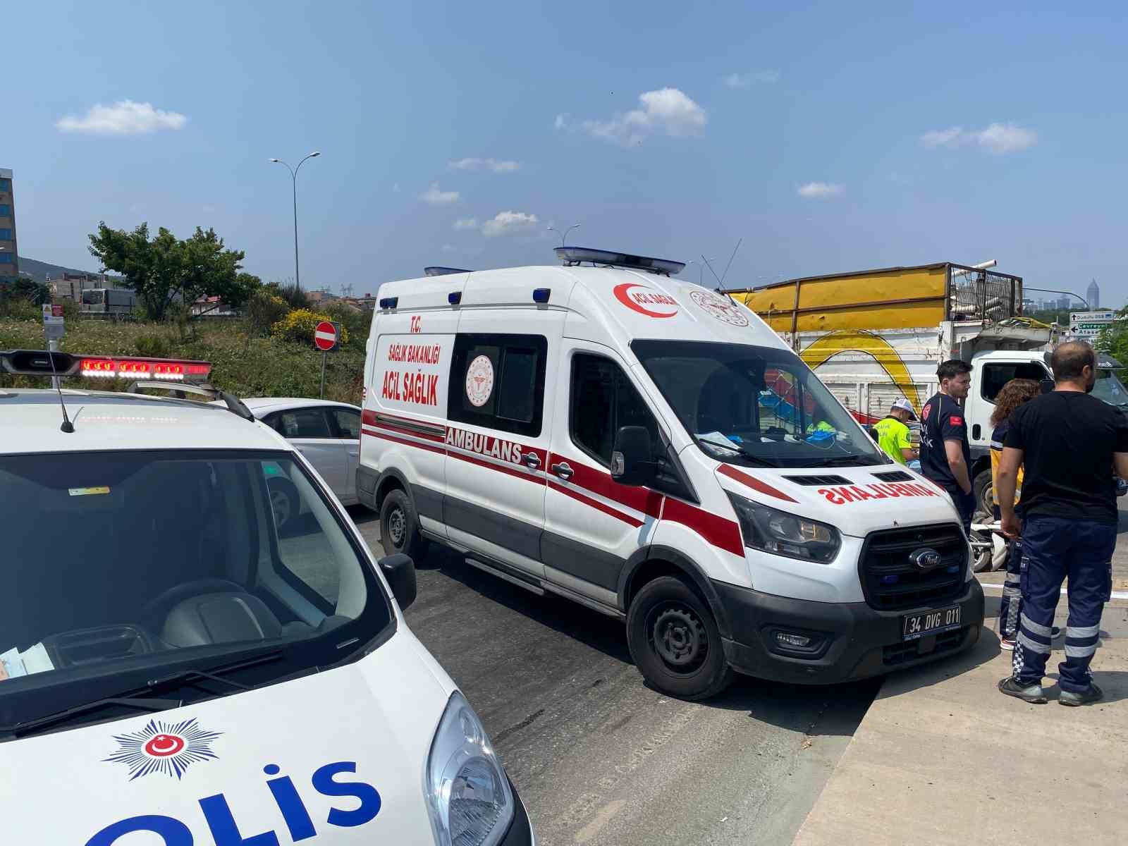 Ümraniye’de kamyonete çarpan motosikletli hayatını kaybetti 