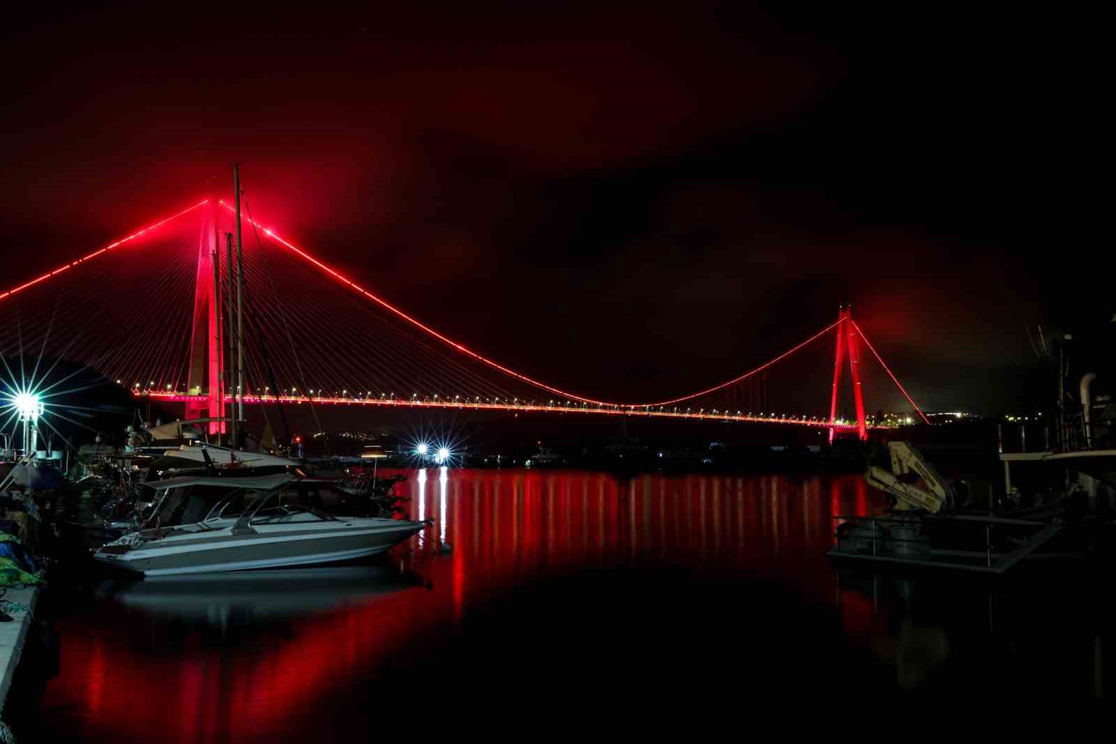 Kızılay’ın 157’nci kuruluş yıldönümünde simge yapılar kırmızıya büründü 