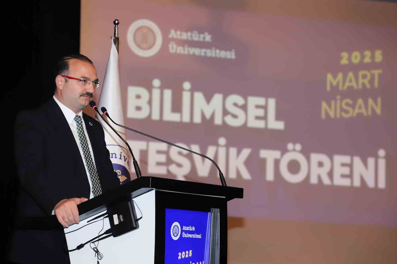 Atatürk Üniversitesi, bilimsel teşvik töreni ile akademisyenlerini ödüllendirmeye devam ediyor 
