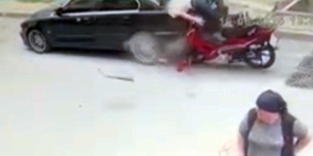 Sultangazi’de motosikletli, park halindeki otomobile çarptı 