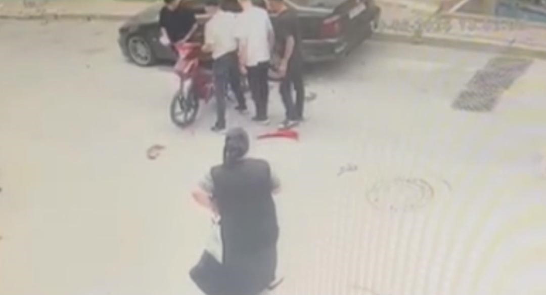 Sultangazi’de motosikletli, park halindeki otomobile çarptı 