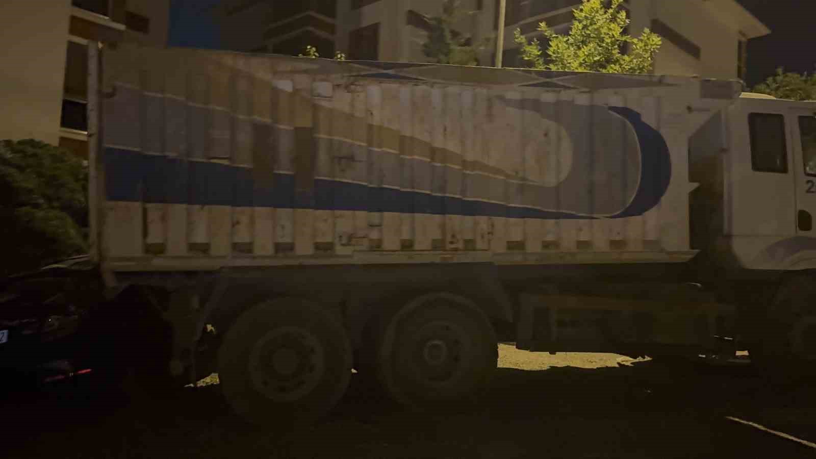 Tunceli’de park halinde freni patlayan kamyon, 5 araca zarar verdi 