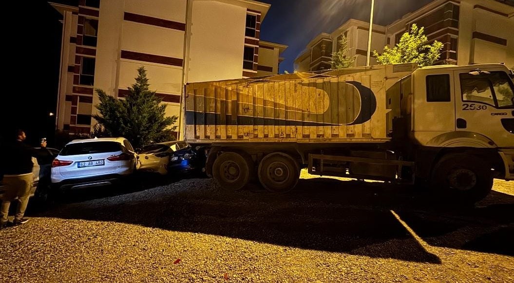 Tunceli’de park halinde freni patlayan kamyon, 5 araca zarar verdi 