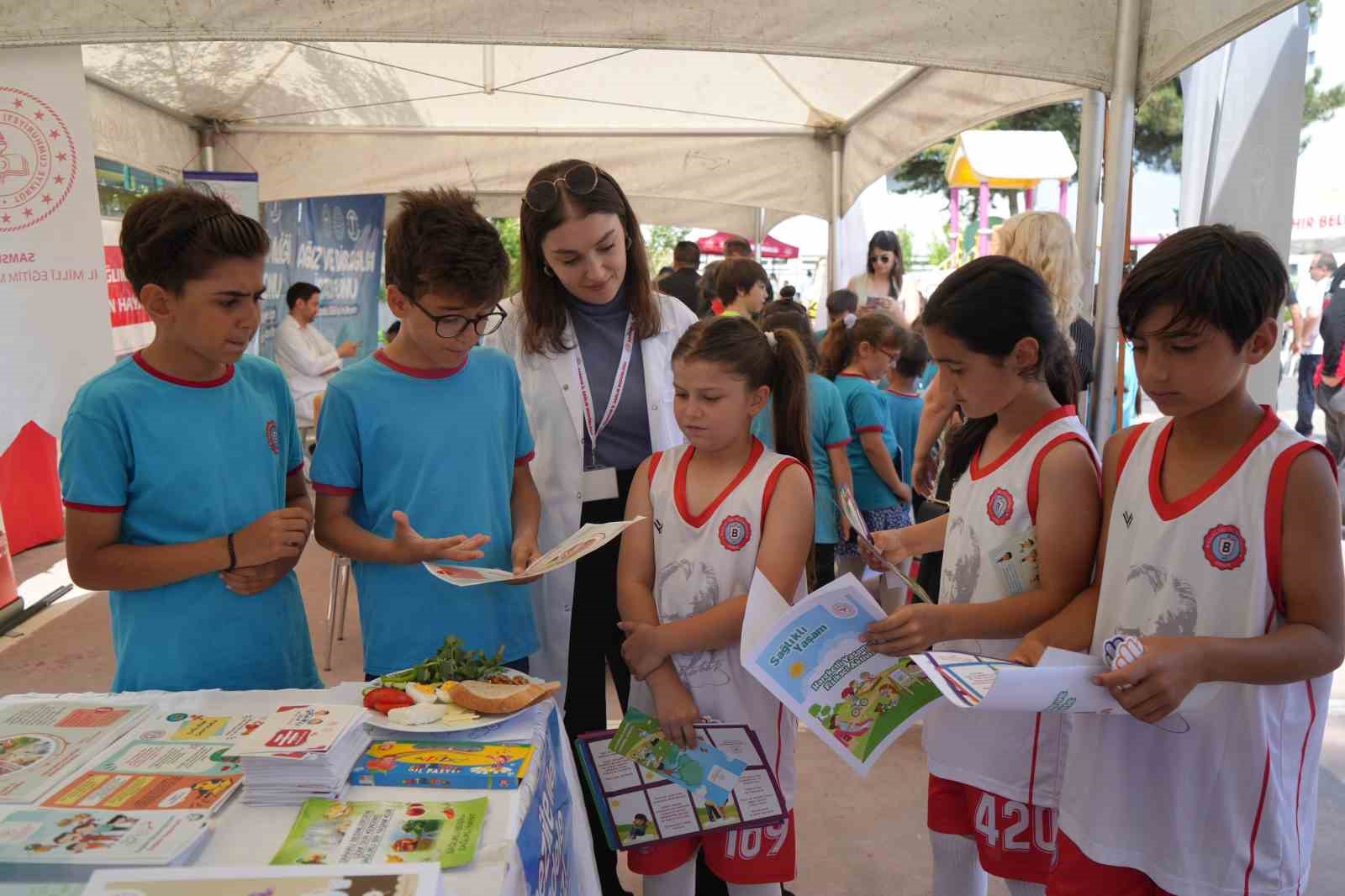 Minik sağlık elçileri, arkadaşlarına sağlık hizmetlerini anlattı 