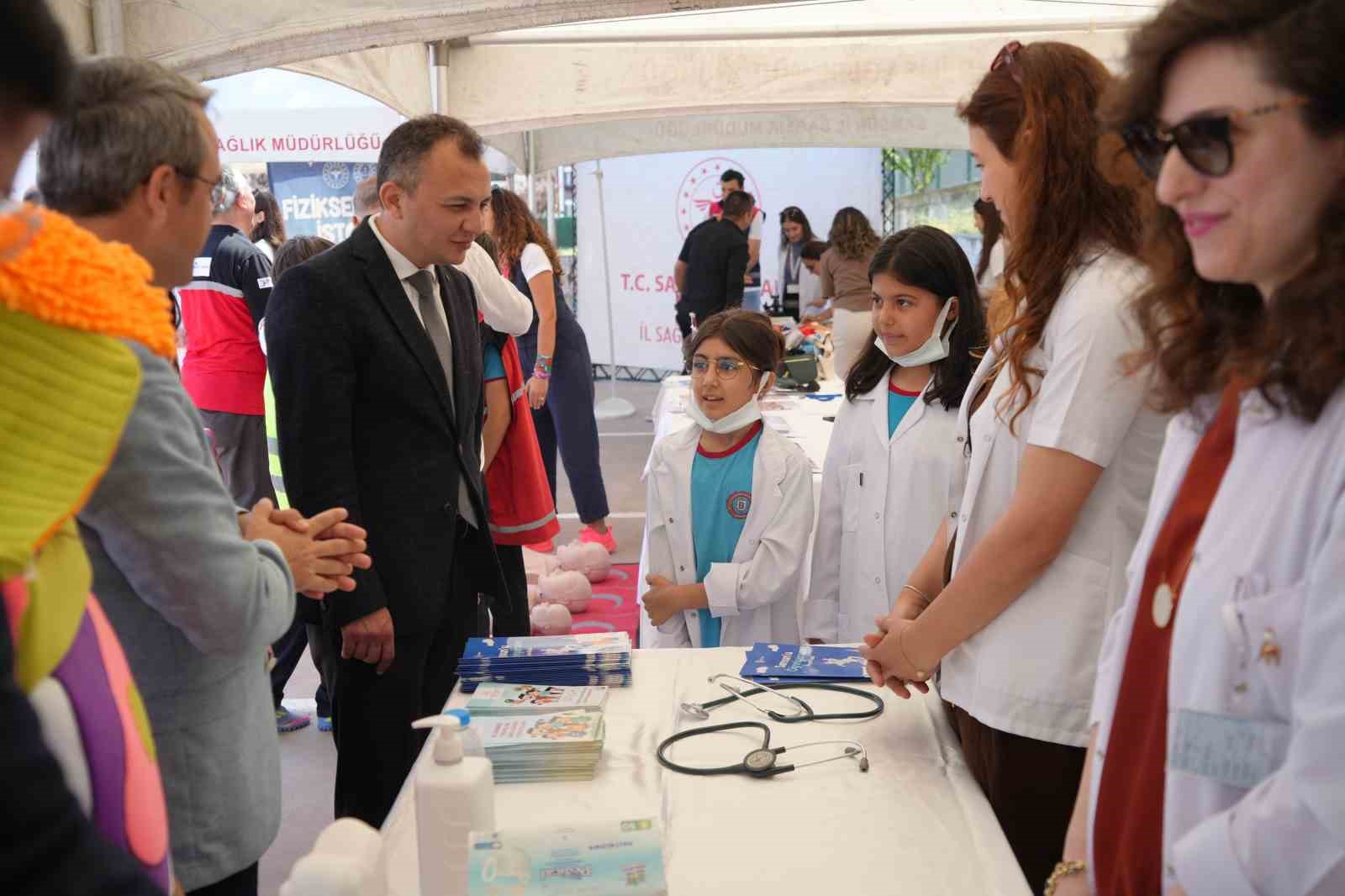 Minik sağlık elçileri, arkadaşlarına sağlık hizmetlerini anlattı 