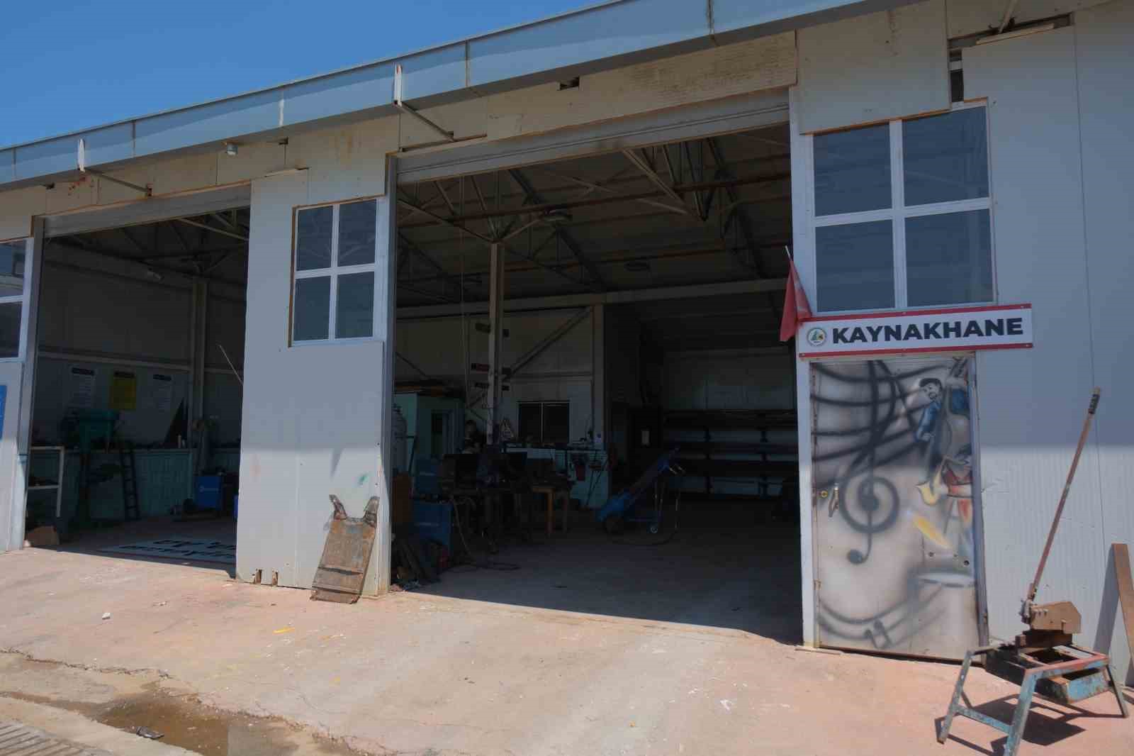 Kaynakhane atölyesi, cami ve mezarlıkların demir işlerini üstleniyor 