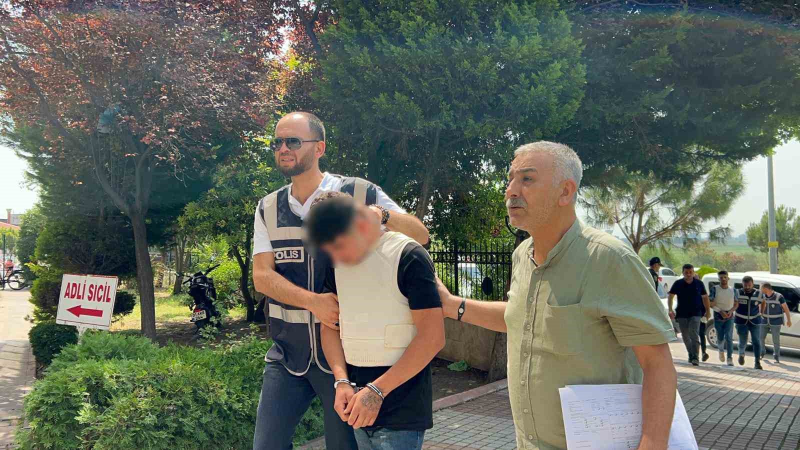 Maske takıp sokakta cinayet işleyen şüpheliler yakalandı