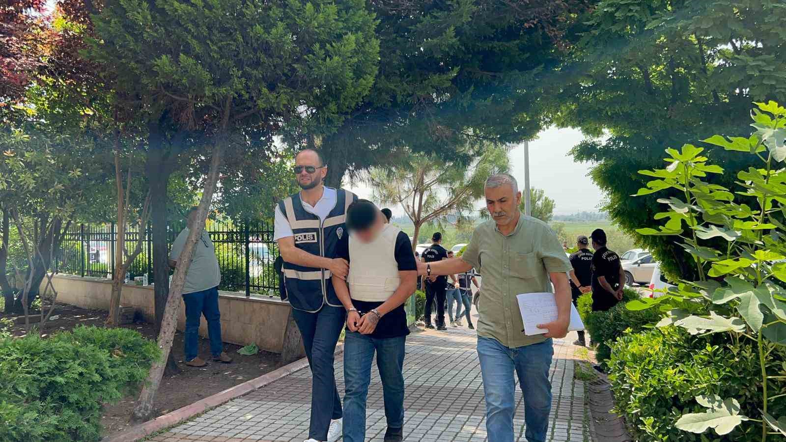 Maske takıp sokakta cinayet işleyen şüpheliler yakalandı 