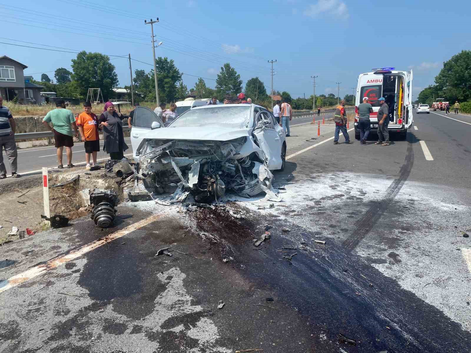 Kontrolden çıkan otomobil refüje çarpınca alev aldı: 2 yaralı 