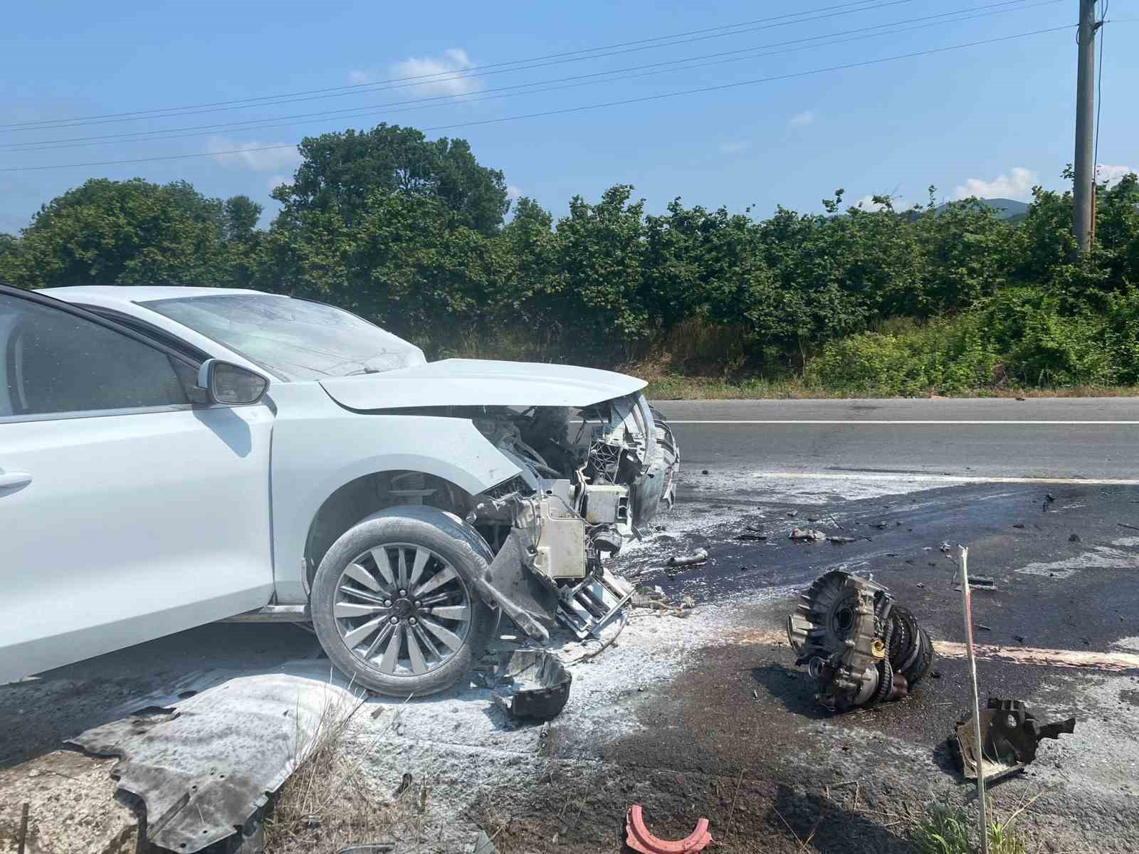 Kontrolden çıkan otomobil refüje çarpınca alev aldı: 2 yaralı 