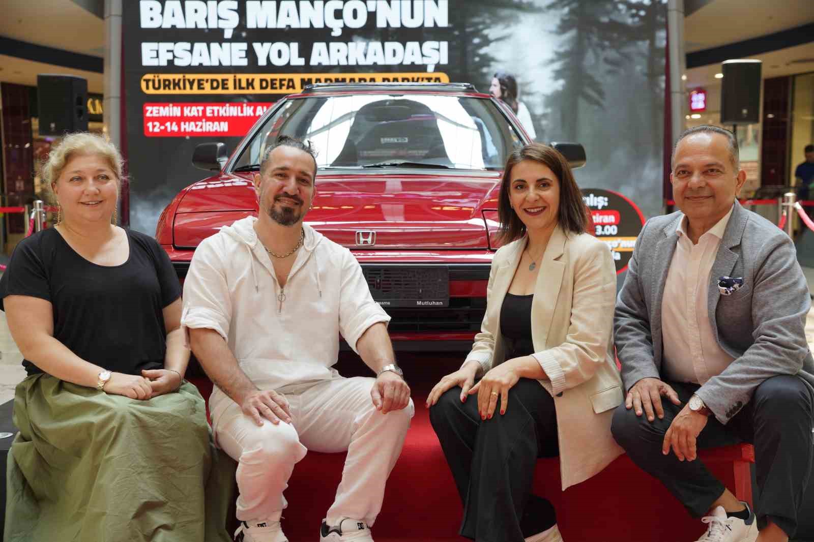 Barış Manço’nun kırmızı spor otomobili ziyaretçileriyle buluştu 