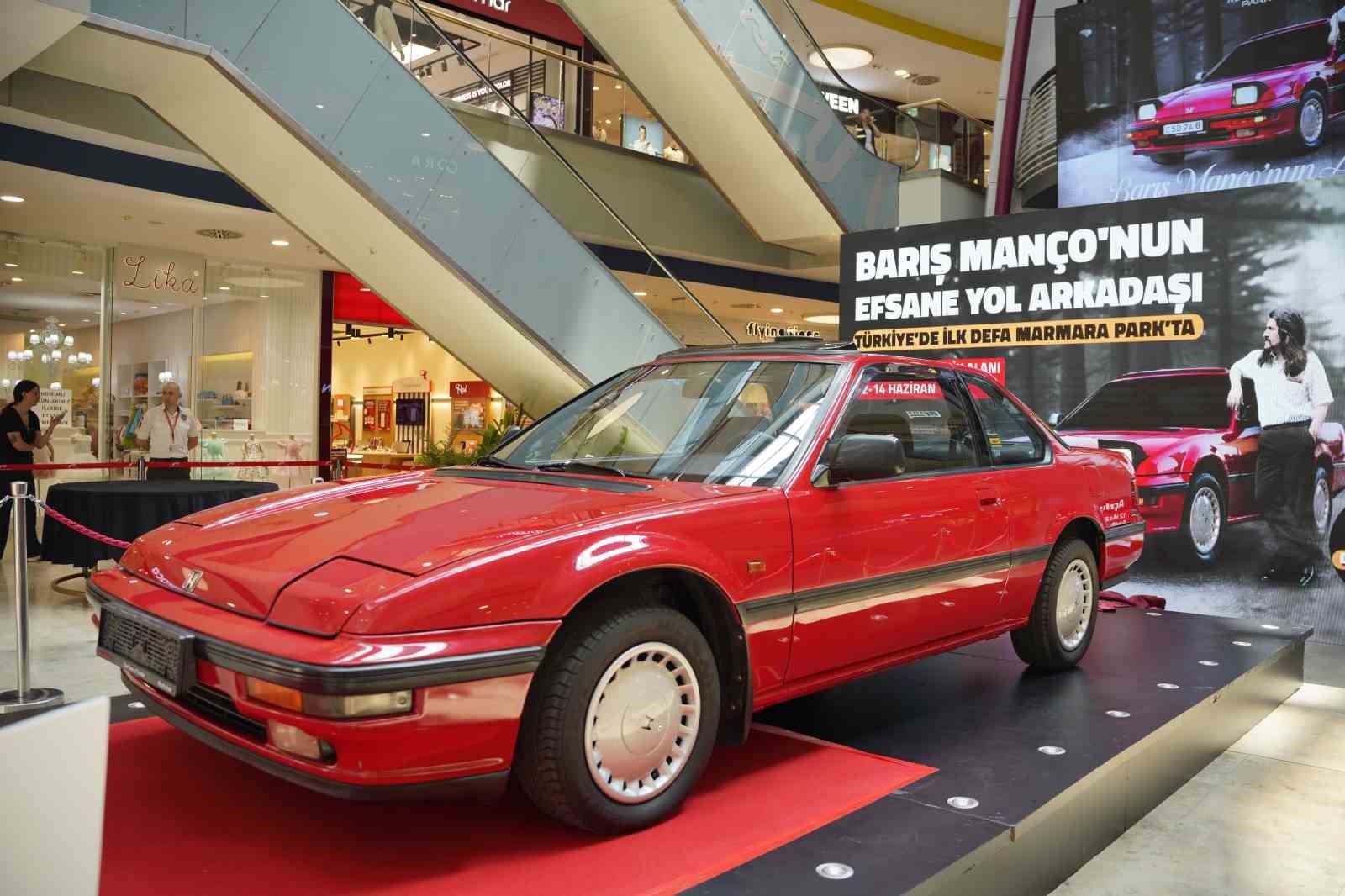 Barış Manço’nun kırmızı spor otomobili ziyaretçileriyle buluştu 