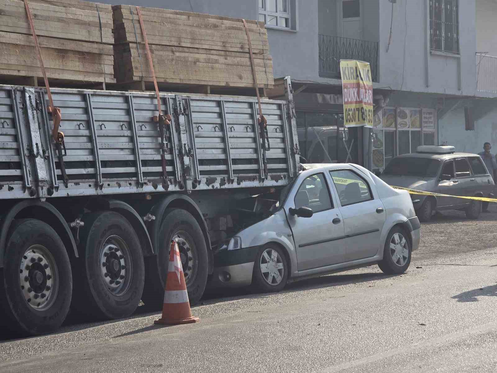 Otomobil kamyona çarptı, sürücü hayatını kaybetti 