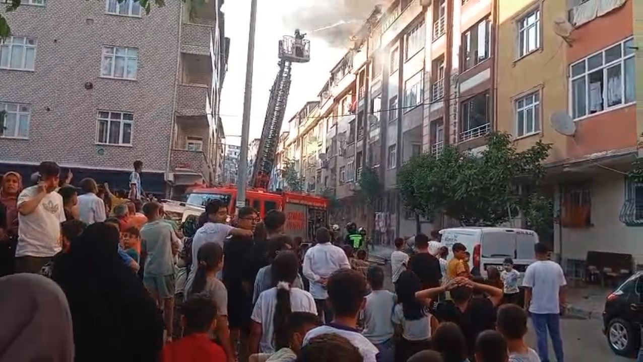 Sultangazi’de 4 katlı binanın çatısında yangın çıktı, alevler yan binalara sıçradı 