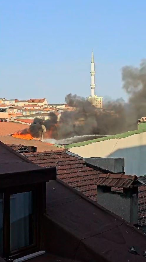 Sultangazi’de 4 katlı binanın çatısında yangın çıktı, alevler yan binalara sıçradı 