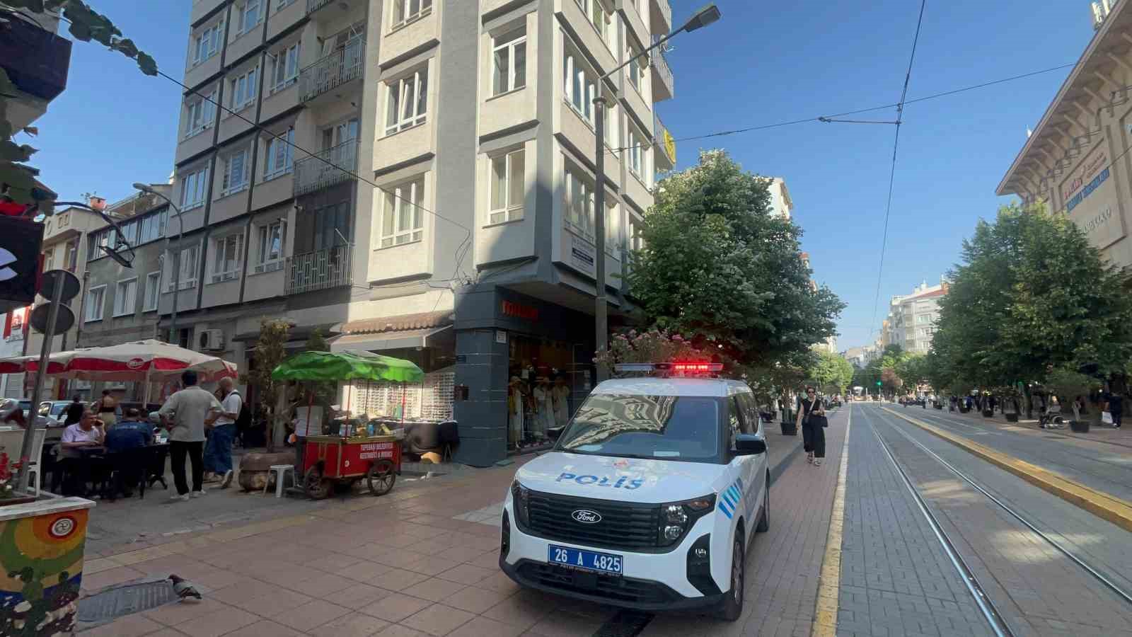 Emekli doktor evinde ölü bulundu 
