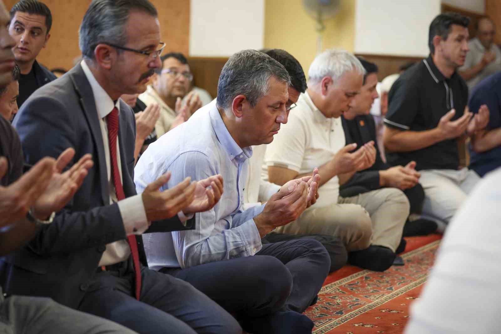 CHP Genel Başkanı Özel, Başkan Zeyrek için düzenlenen mevlide katıldı 