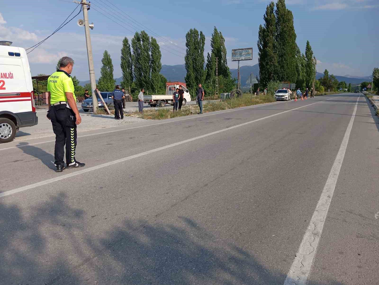 Otomobille çarpışan motosikletteki 2 çocuk yaralandı 