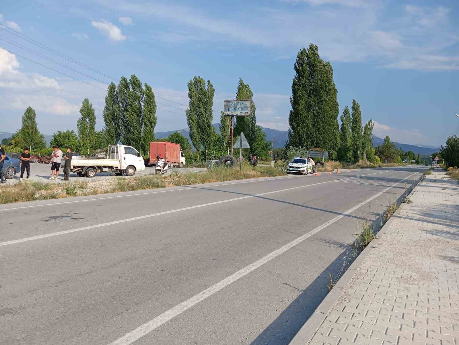 Otomobille çarpışan motosikletteki 2 çocuk yaralandı 