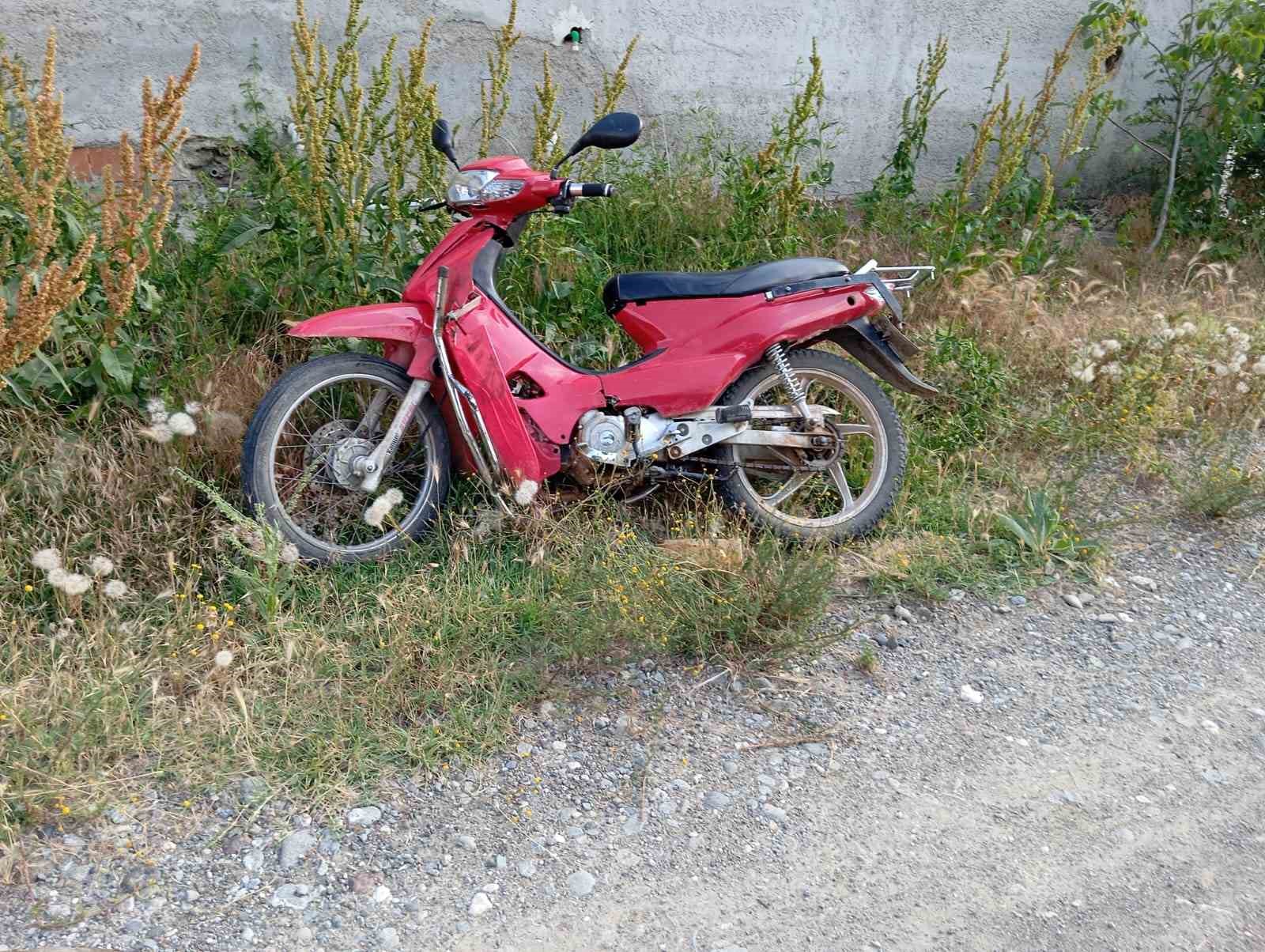 Otomobille çarpışan motosikletteki 2 çocuk yaralandı 
