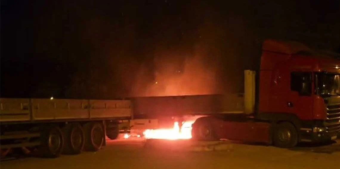 Park halindeki tırların dorselerini ateşe verdiler