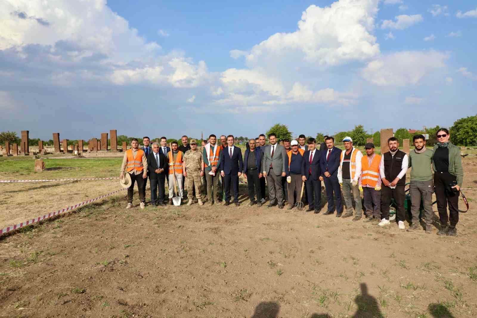 Bitlis Valisi Karakaya, Ahlat ilçesinde ziyaret ve incelemelerde bulundu 