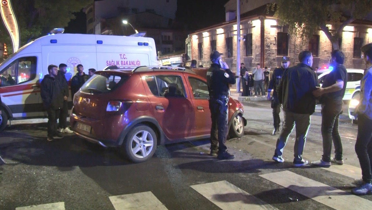 Kars’ta 4 araçlı zincirleme trafik kazası: 4 yaralı 