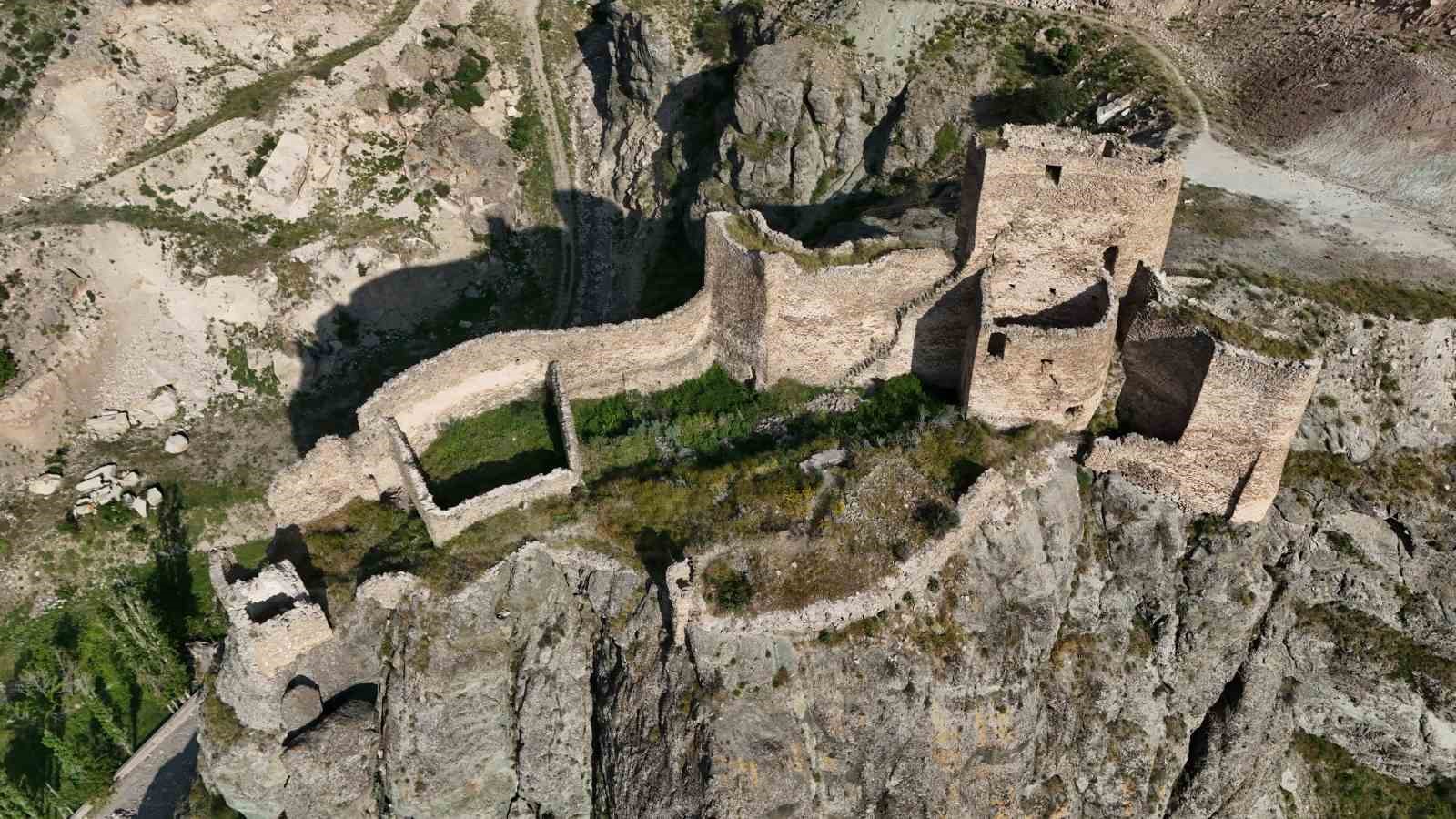 Tarihin izlerini taşıyan ve eşsiz manzarasıyla Engüzek Kalesi 