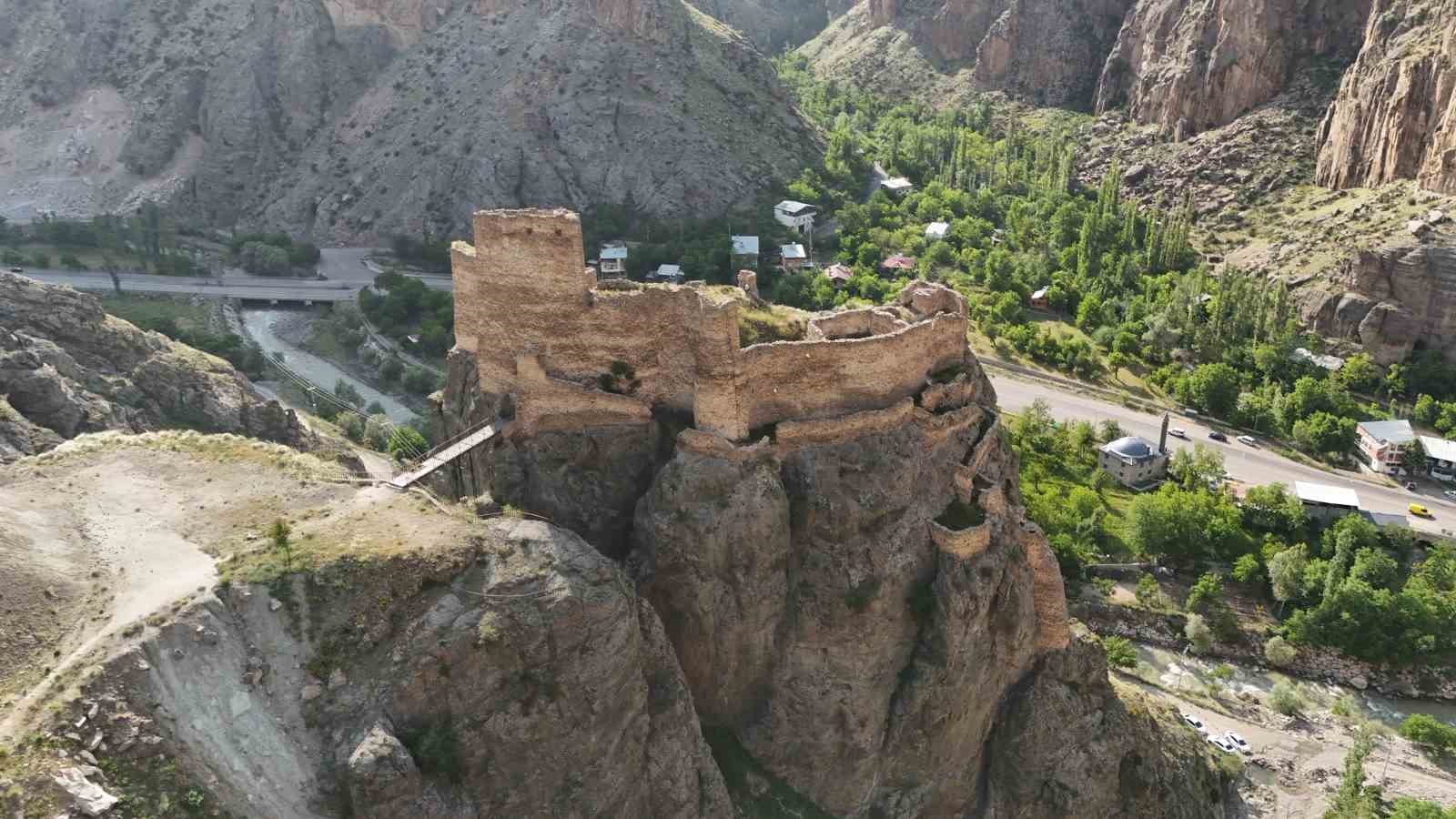Tarihin izlerini taşıyan ve eşsiz manzarasıyla Engüzek Kalesi 