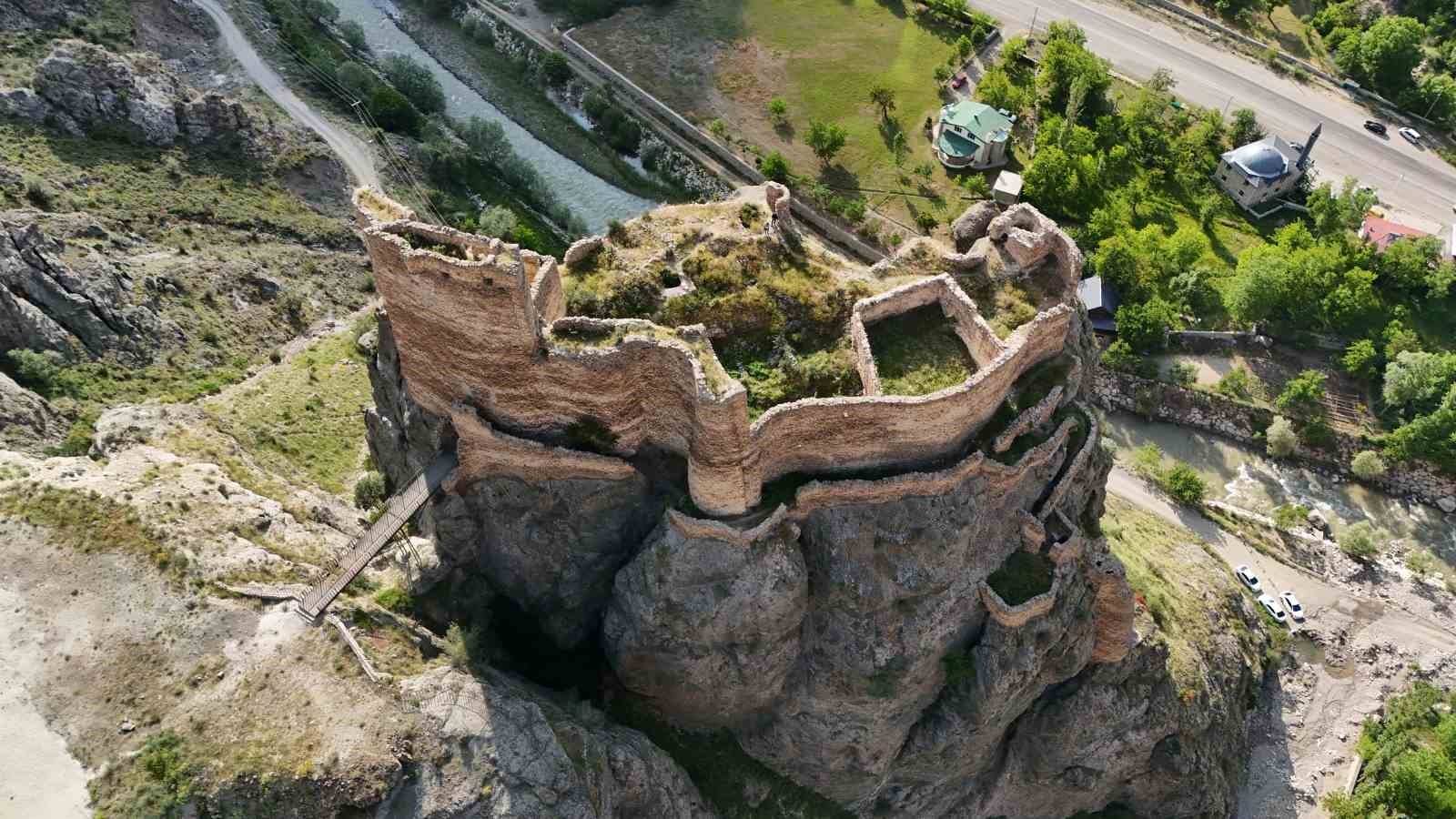 Tarihin izlerini taşıyan ve eşsiz manzarasıyla Engüzek Kalesi 