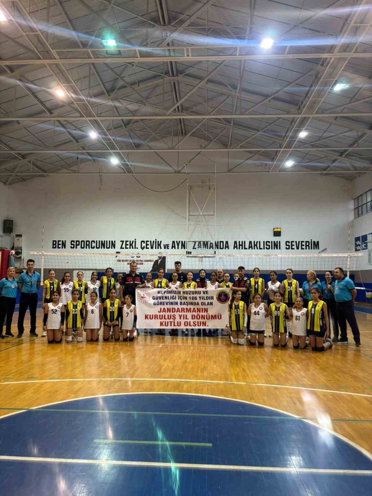 Voleybolcular, jandarmayı unutmadı 