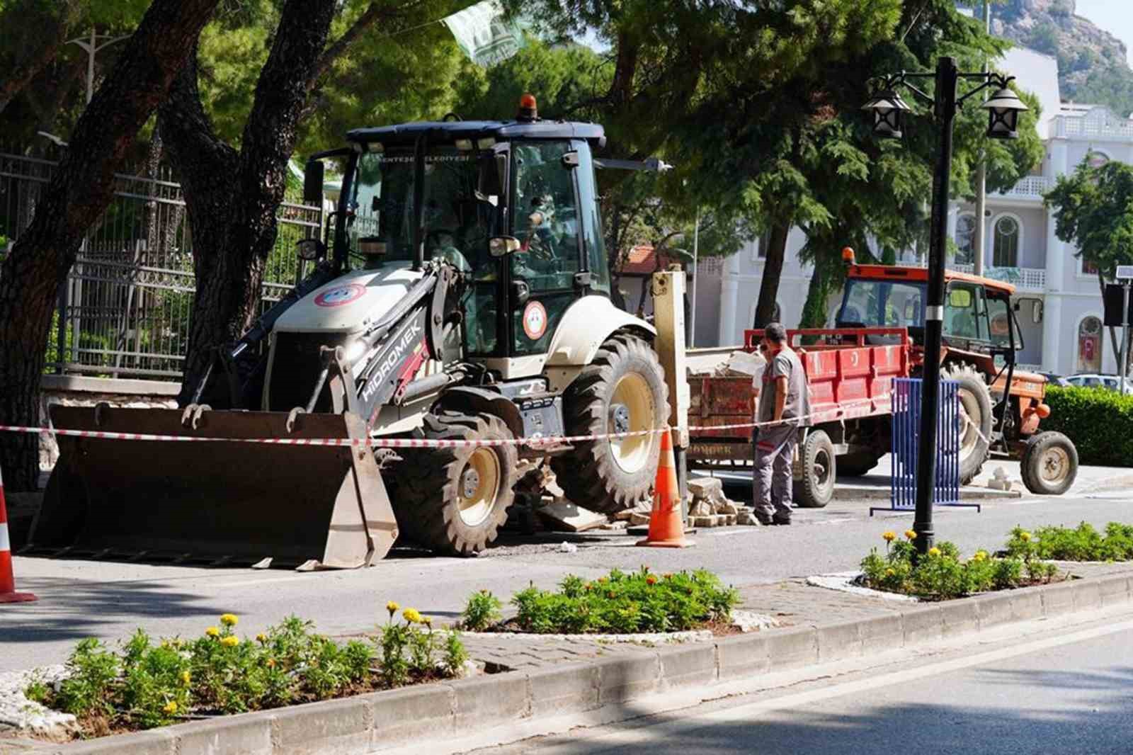 Özer Türk Caddesi’nde kaldırım yenileme çalışmaları başladı 