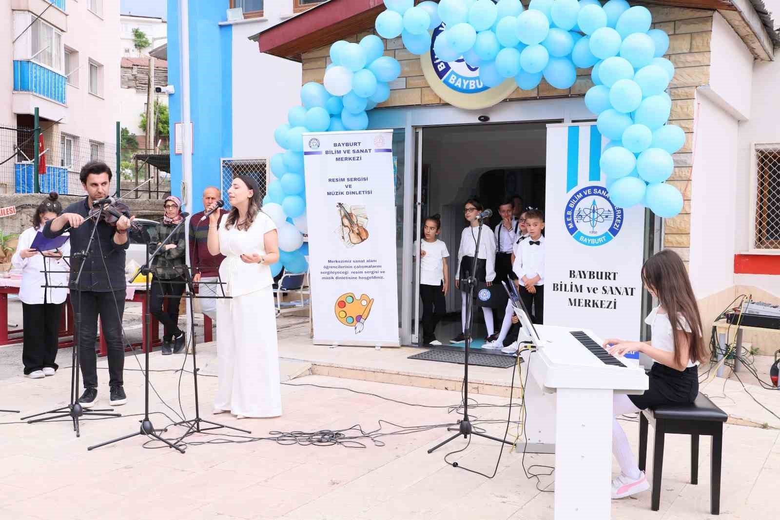 Bayburt Bilim ve Sanat Merkezi öğrencileri konser verdi 