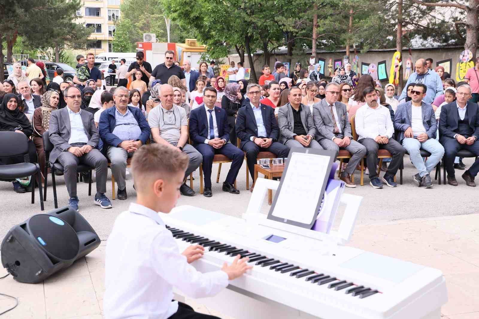 Bayburt Bilim ve Sanat Merkezi öğrencileri konser verdi 