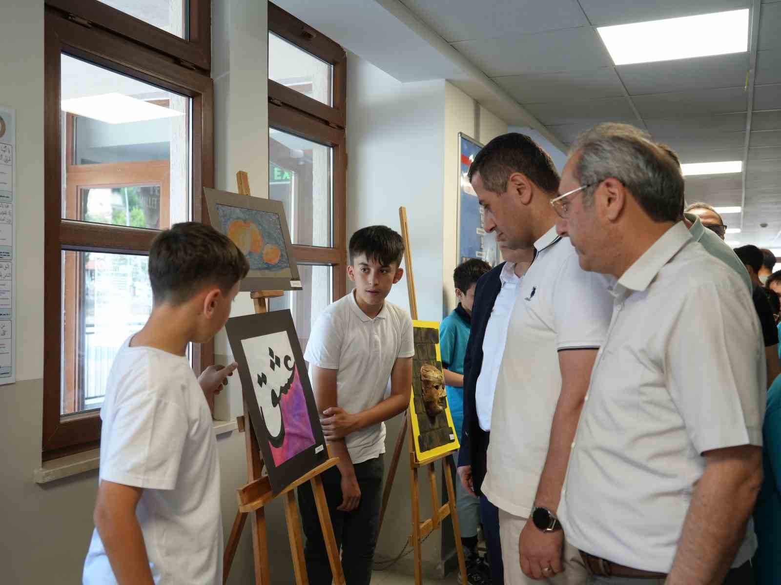 Ortaokul öğrencilerin atık malzemelerden yaptığı tasarımlar büyük ilgi gördü 