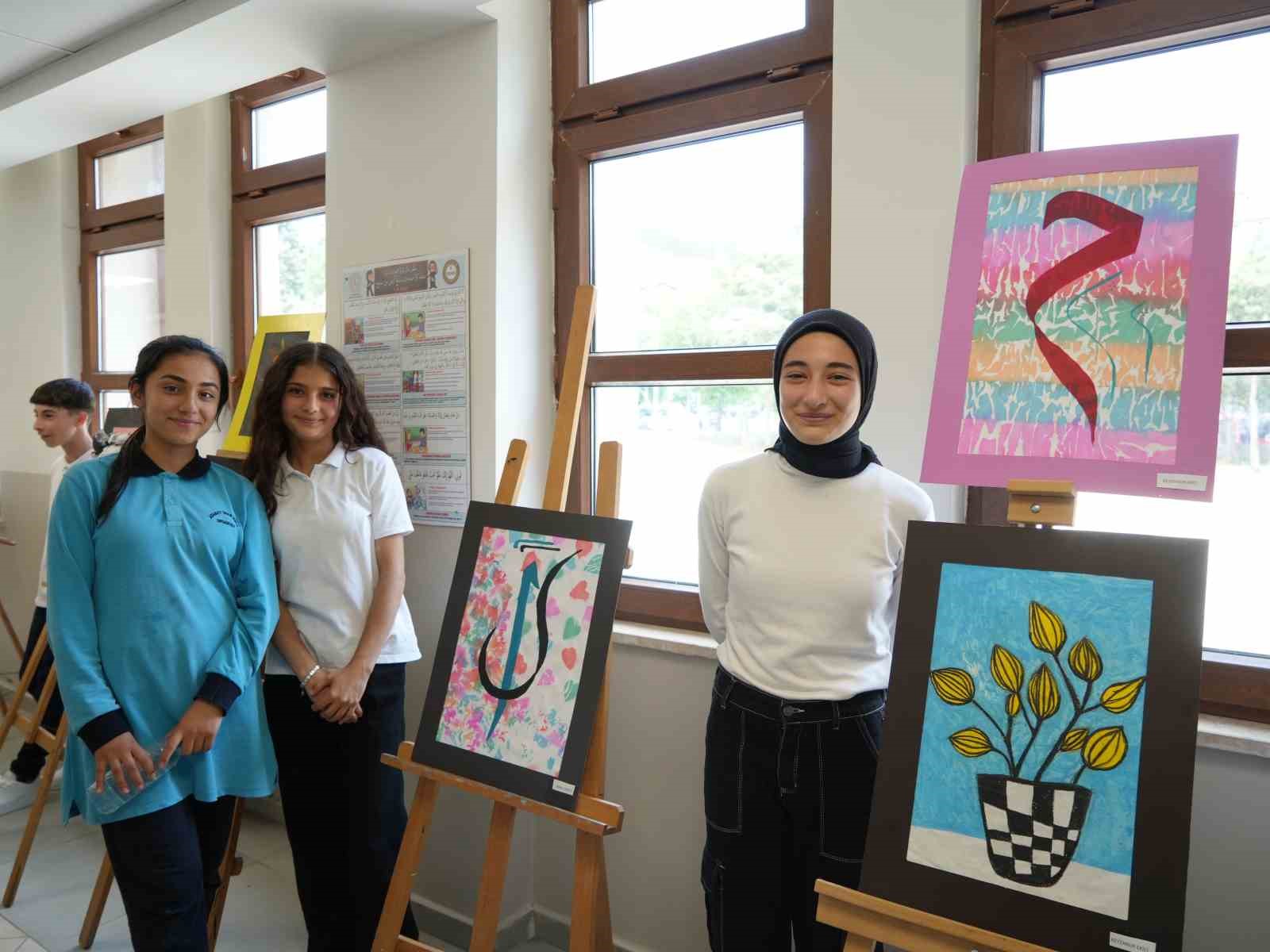 Ortaokul öğrencilerin atık malzemelerden yaptığı tasarımlar büyük ilgi gördü 