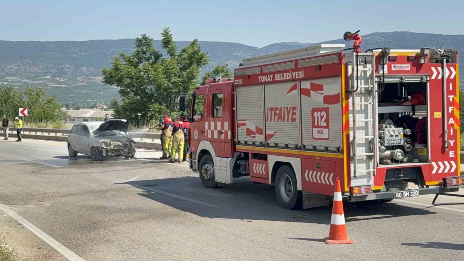 Tokat’ta otomobil elektrik direğine çarpıp karşı şeride geçti: 3 yaralı 