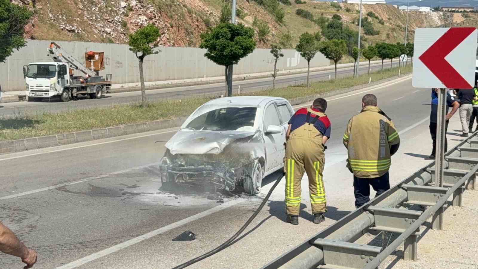Tokat’ta otomobil elektrik direğine çarpıp karşı şeride geçti: 3 yaralı 