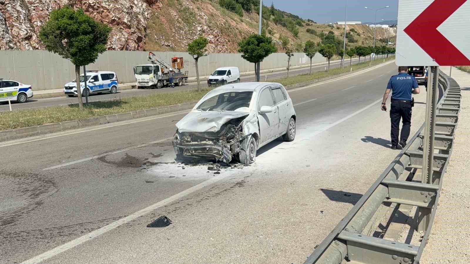 Tokat’ta otomobil elektrik direğine çarpıp karşı şeride geçti: 3 yaralı 